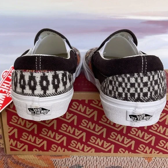 Vans WMNS Classic Slip-0n
Fair Isle Brown/Multi
VN0A5JMHBF0
Sneakers - Picture 14 of 16